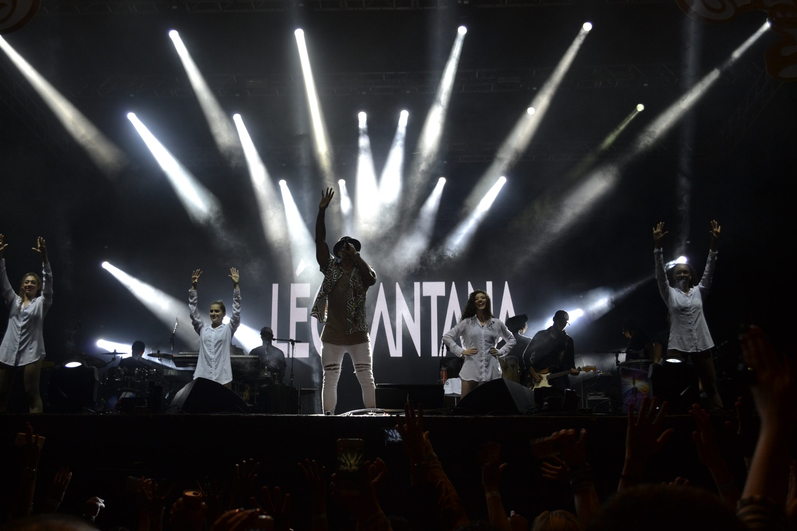 Gingado de Léo Santana faz Stage estremecer